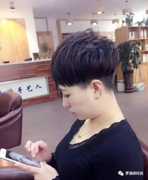 今年女士超短发流行"剃一边"