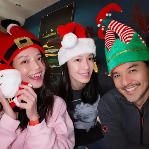 身边的冯德伦也是很宠溺老婆,两人也越来越有夫妻相了!