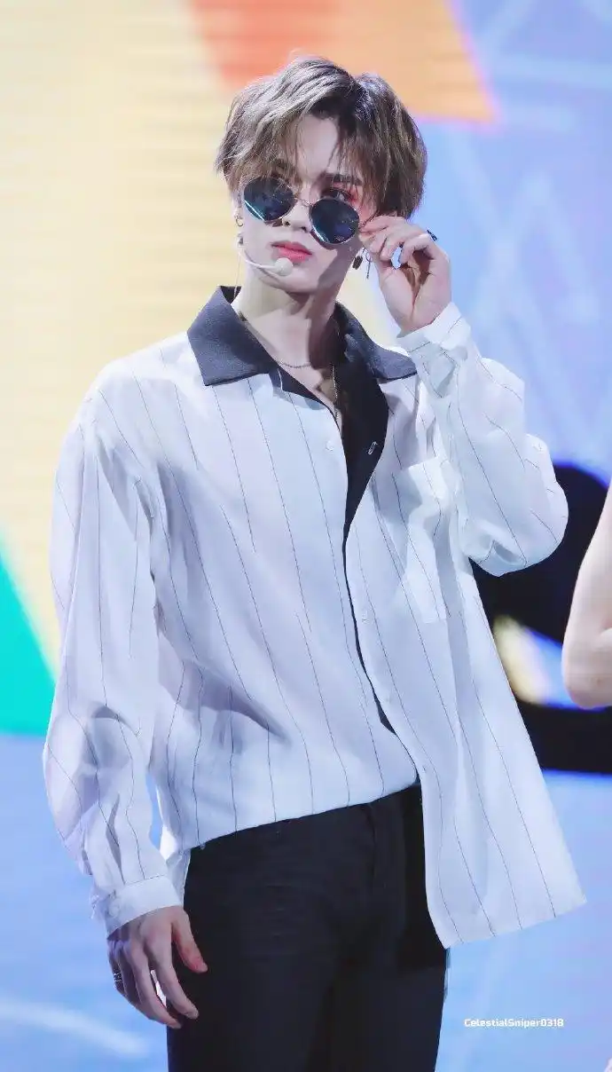 轻松驾驭各种墨镜,造型百变,时尚感十足～#朱正廷[超话]#@theo-朱正廷