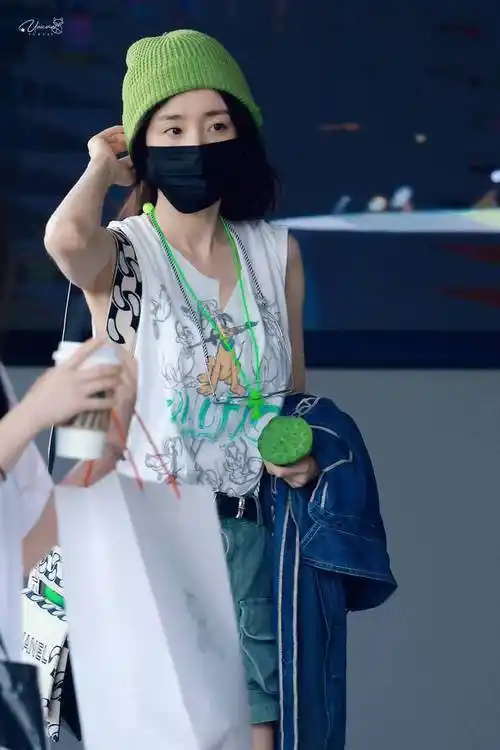 杨幂不愧是街拍的神穿短袖戴绿帽子素颜惊艳机场大长腿太辣了