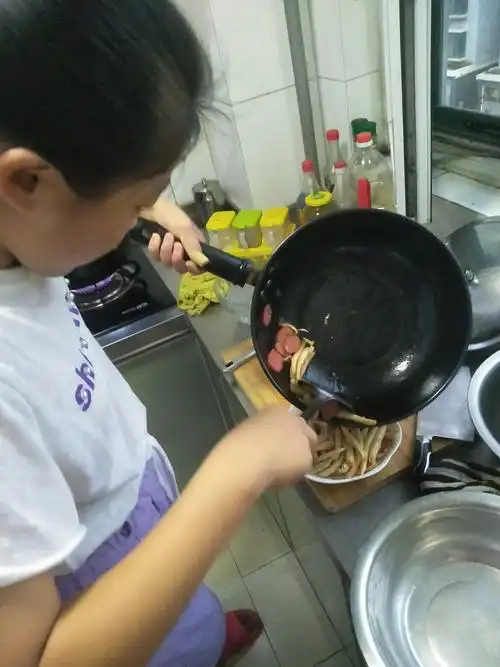 桂林路小学四年级一班马晨月今天我做菜给爸爸妈妈吃,爸爸妈妈辛苦了