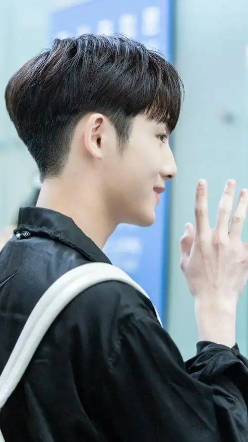 帅气的发型总能为我们加分很多,因此大多数男士都想把自己的发型剪得