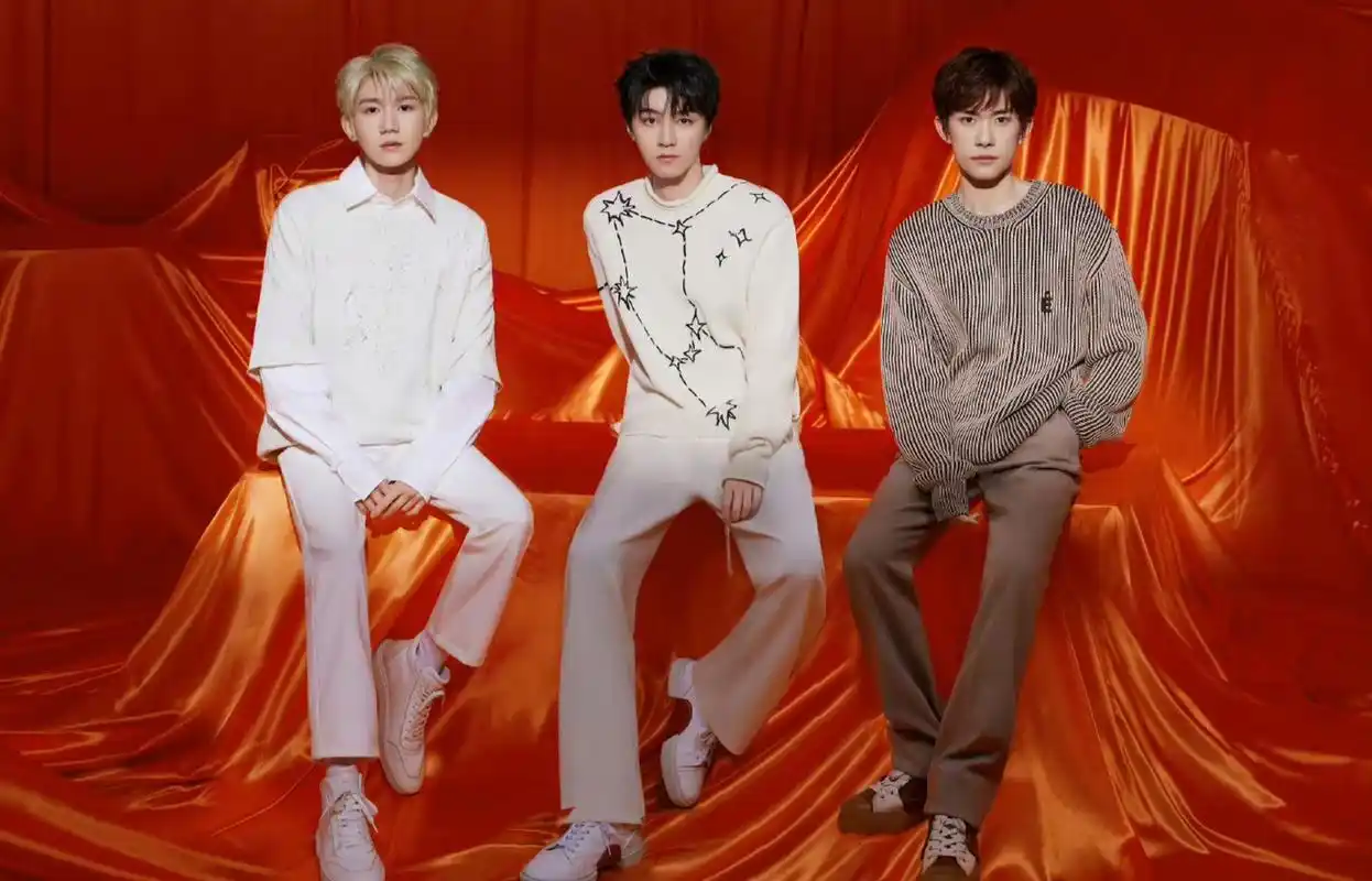 还有王源,王俊凯,易烊千玺合唱的未公开新歌,这是趁着解散前割最后