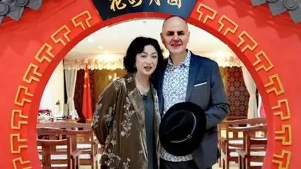 金星和老公汉斯重新登记结婚