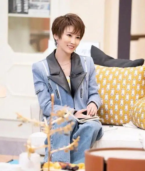 吴京老婆谢楠:嫁男神,挺着孕肚办婚礼,4年生俩娃,成人生赢家