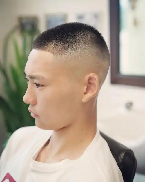 对于头型比较标准,自身又喜欢那种简单一点的发型的男士,选择这种超短