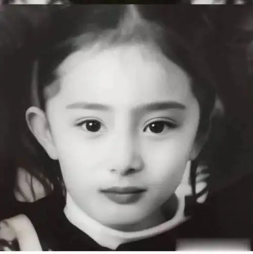 迪丽热巴小时候宛如一个洋娃娃.