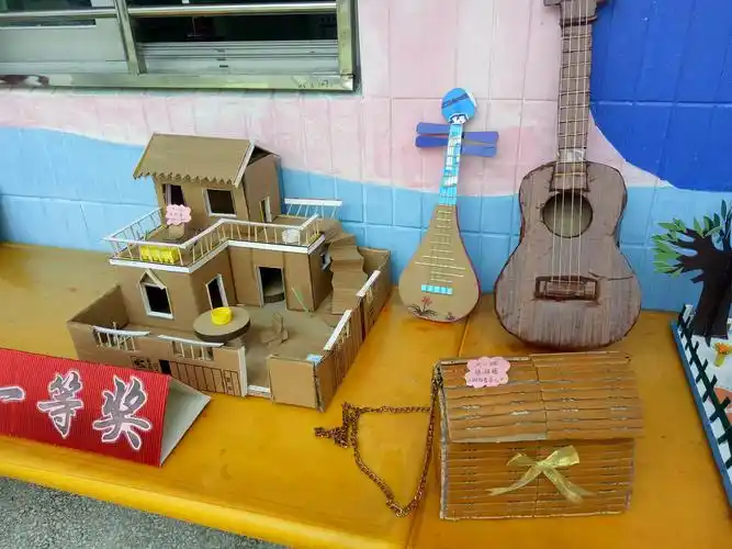 写美篇    家长朋友们和孩子们共同制作亲子环保手工,一起利用废旧