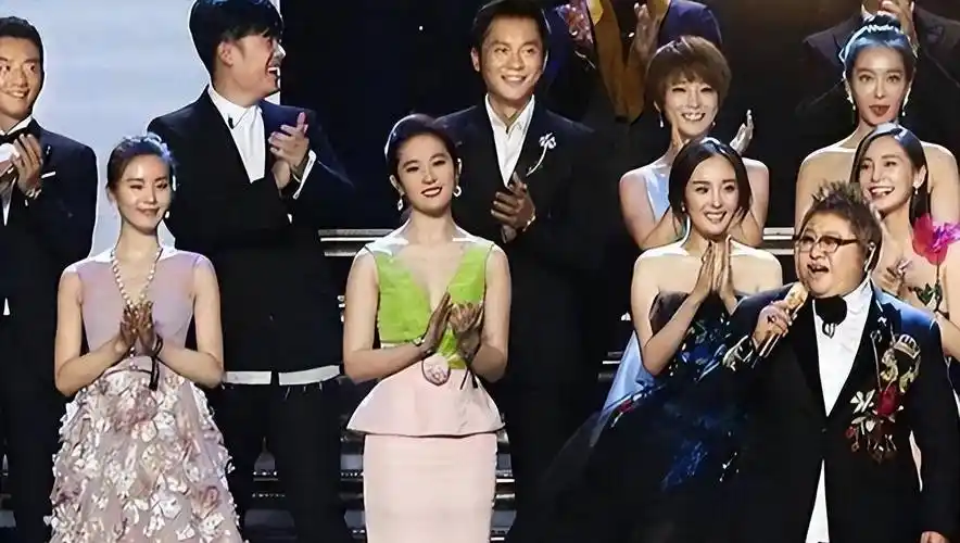 当姐姐和刘亦菲刘诗诗同框,穿礼裙各有各的美,但仪态差距挺悬殊_礼服