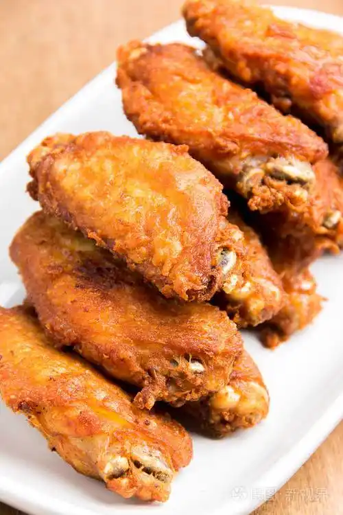 炸鸡翅在白板上