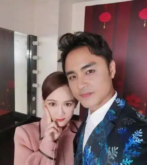 明道抱娃好甜,妻子是女团出身,两人秘恋4年隐婚当爸令人羡慕_王婷萱