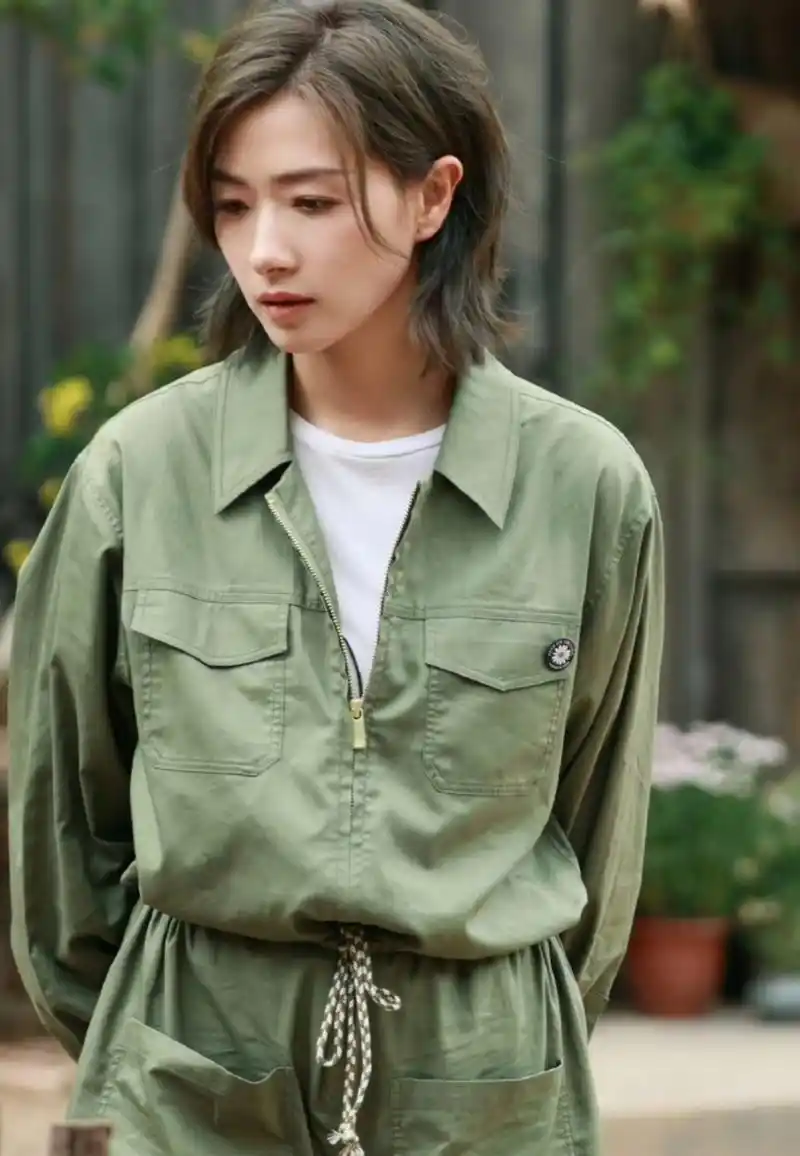 万茜去录制《向往的生活》,她特意穿了长筒靴子,就是为了干活方便.