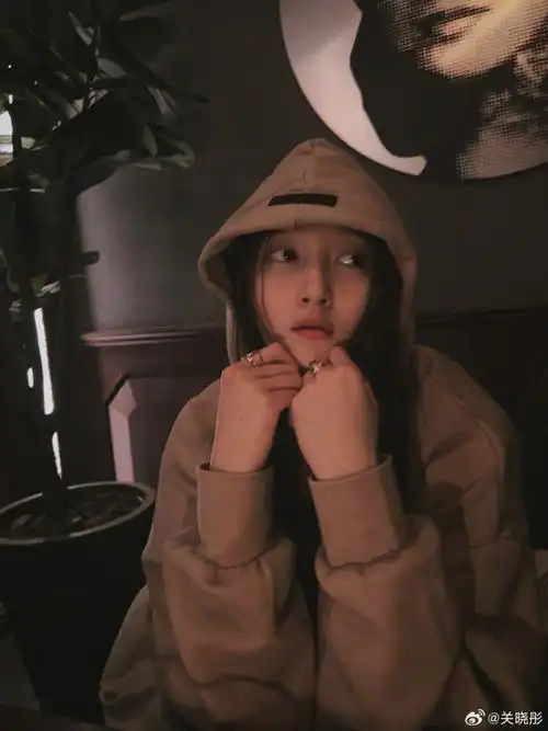 关晓彤戴棒球帽穿卫衣托腮发呆表情好萌2