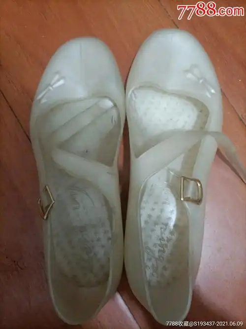 又找出来一双36码左右7080年代连衣裙塑料凉鞋一双