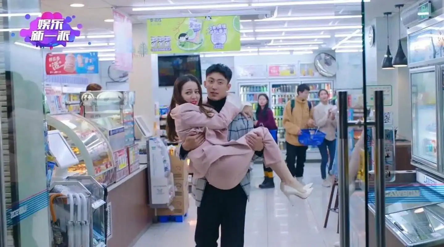 女明星遭公主抱,显尽完美腰臀比.