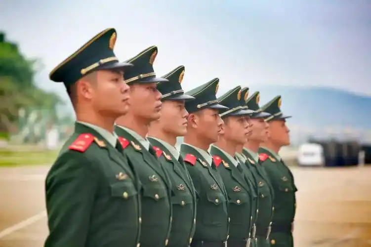 纲要集训现场,示范兵们就   演示了 队列新增改动作   据说, 单个军人