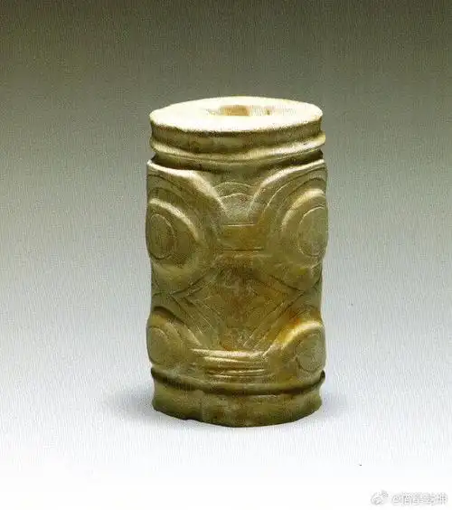 良渚神面玉管 圆柱形,中间对钻孔