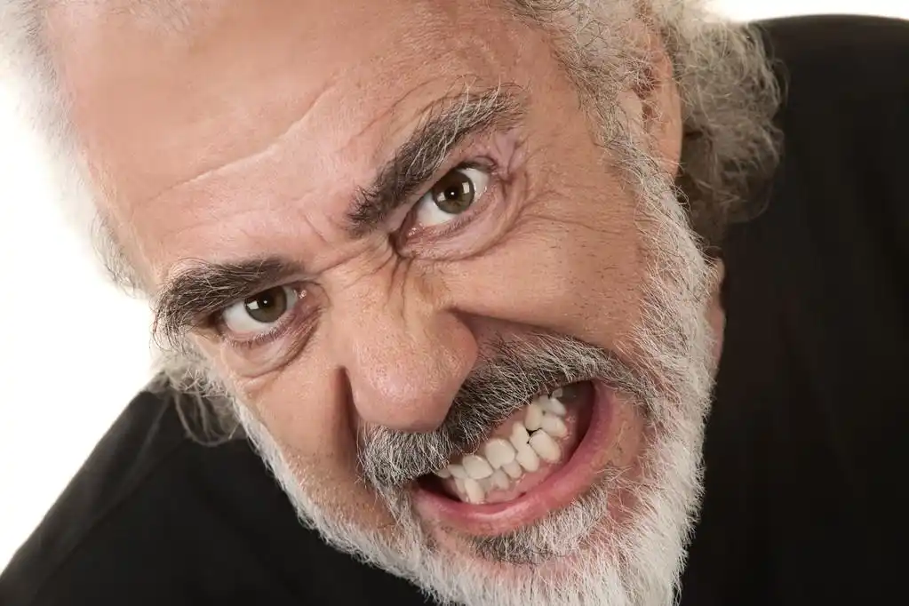 愤怒的人,紧闭的牙齿