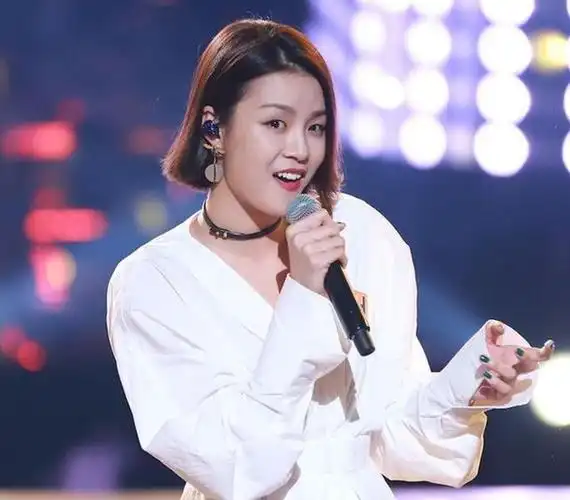 《向我》是张婉清对真实的追求,在激励大家,能够活出真实