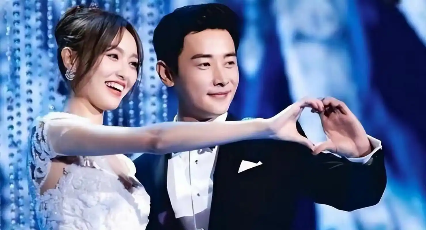 自曝与罗晋常年两地分居,2岁女儿由外公照顾 唐嫣穿着浅色的中式上衣