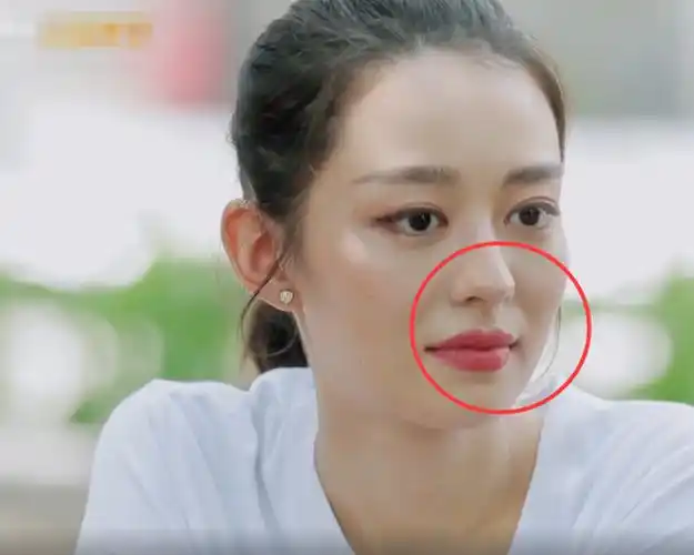 吉娜怕妆花,出汗也不擦,镜头特写脸部,"人中"的汗珠真实了