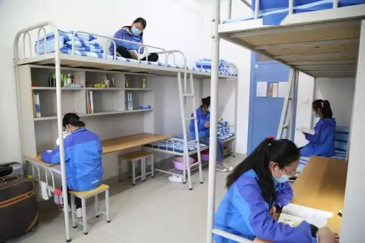 富平中学学生严格遵守疫情期间学校"战疫保学"纪律,严格执行"戴口罩