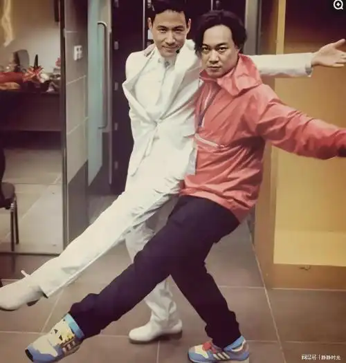 两代歌神搞怪合照张学友陈奕迅年轻时候这么逗啊