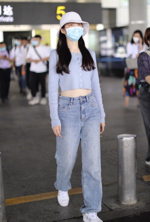 最新女星机场私服街拍,夏日穿搭感十足,果真是不潮不出街