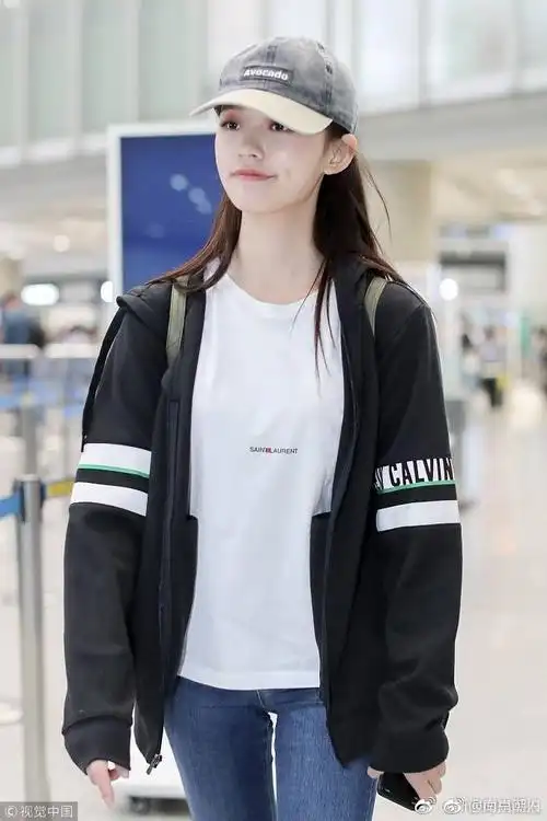 林允机场黑白灰经典搭配