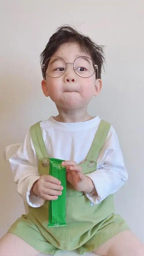 可爱萌娃李浠晗俏皮呆萌写真