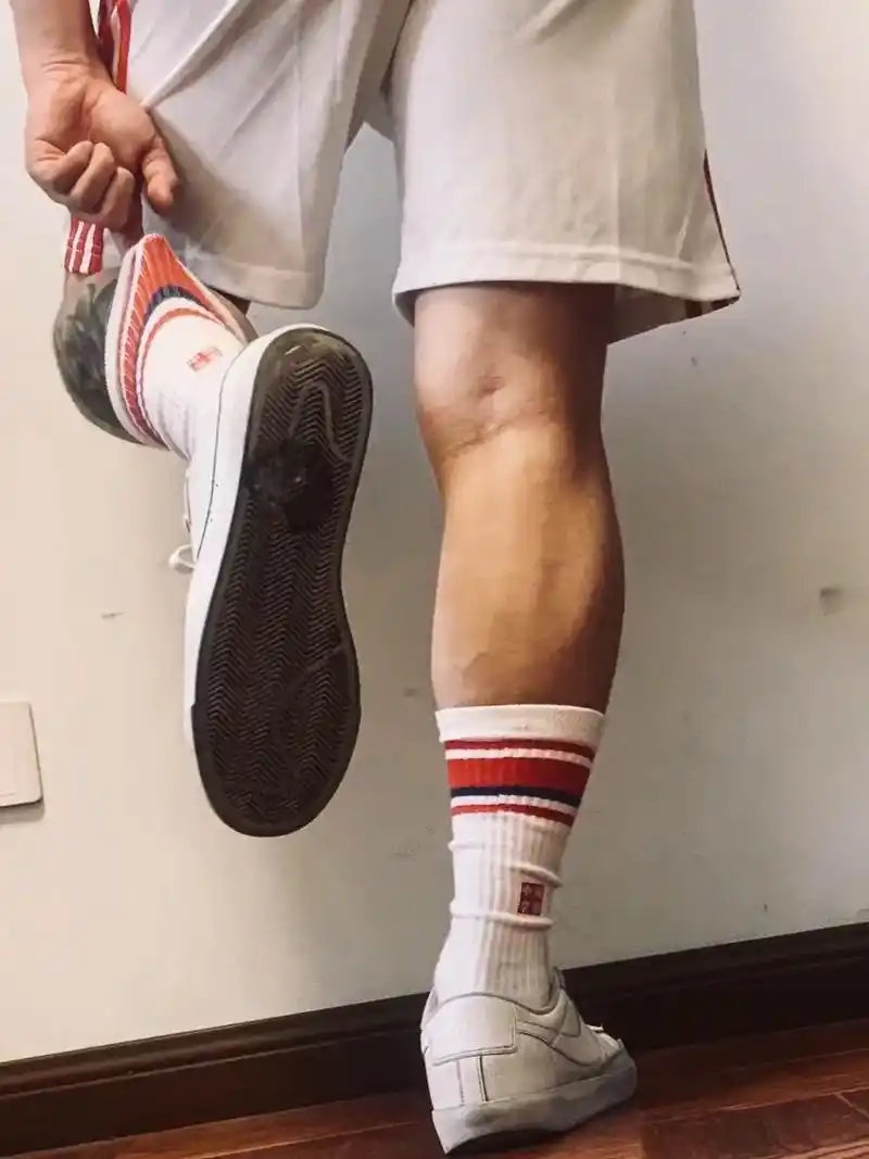 小腿肌肉怎么锻炼呐.小腿只能看天赋了吧#体育生的腿 #帅帅的 - 抖音