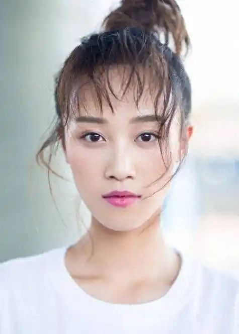 有种整容叫分手两年,蓝盈莹还是老样子,曹骏却越像易烊千玺_健身房