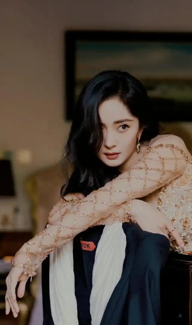 杨幂最新大片曝光身材傲人姐姐真的好辣