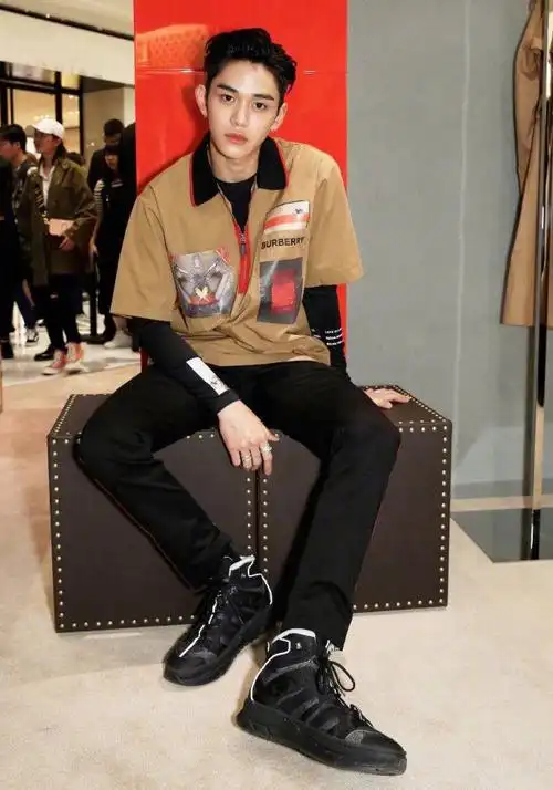 《奔跑吧》黄旭熙大小脚多严重? 一只脚35码, 一只脚45码?