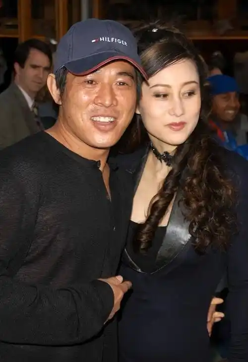 为了利智,李连杰与原配老婆离婚,黄秋燕现在过得还好吗?