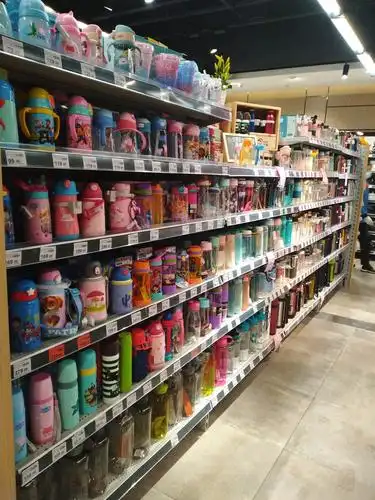 中百阳新店家庭用品水杯陈列