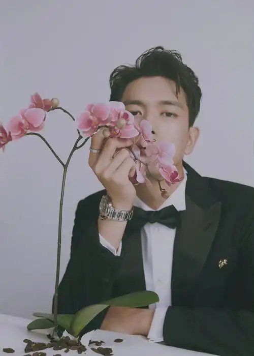李现最新大片 黑色西装搭配蝴蝶兰,清雅俊逸
