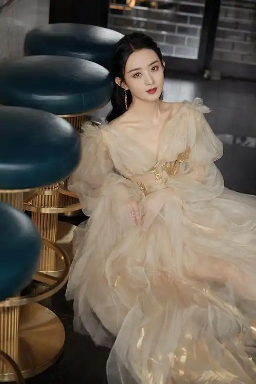 赵丽颖芭莎造型工作室出图了