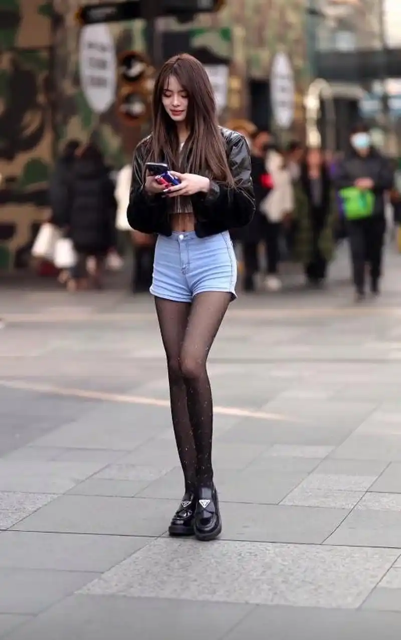 性感的热裤大长腿美女#时尚穿搭# #时尚街拍美女