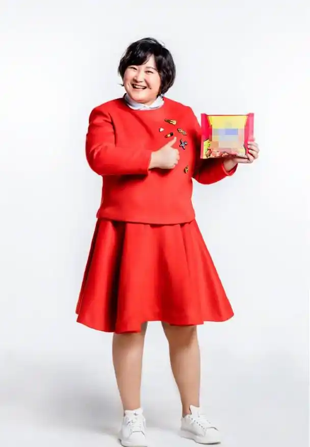 大码女孩贾玲招人喜欢了,不仅笑出"酒窝脸",还有"多肉曲线"