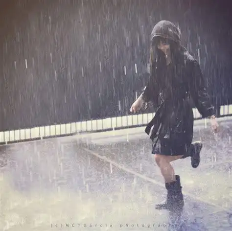 一个人淋雨的伤感图片大雨淋湿的照片2022已更新今日推荐