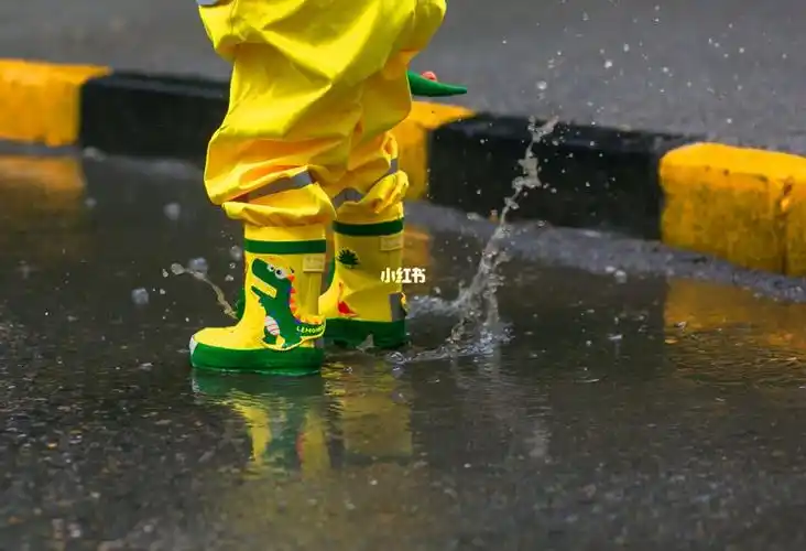 非常适合宝宝雨天踩水玩! #萌娃日常   #儿童雨鞋