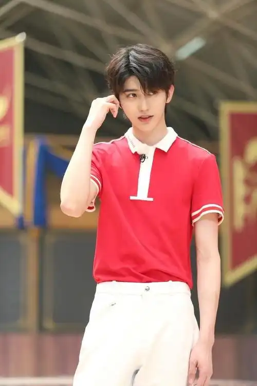 200725《奔跑吧》第九期播出 蔡徐坤身骑白马满足所有幻想(4)