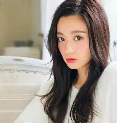 四六侧分长刘海可以使前额和下巴的线条显得更加柔和,弱化方形脸