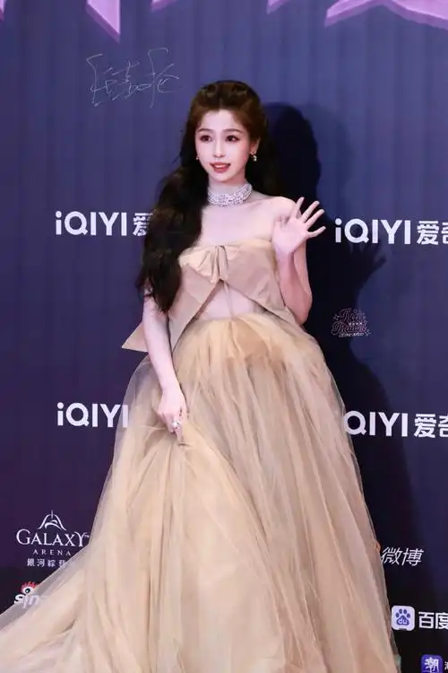 虞书欣裸色抹胸长裙##虞书欣公主来啦##尖叫之夜红毯##今日星拍放