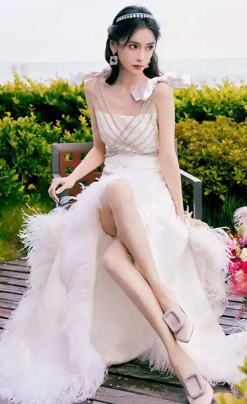 明星高跟鞋比拼,谁的最好看?_尖头_白色_黑色