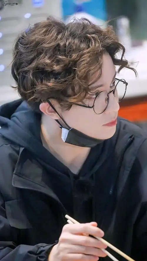 201217薛之谦神奇公司在哪里路透照分享变身卷毛小泰迪圆嘟嘟超可爱