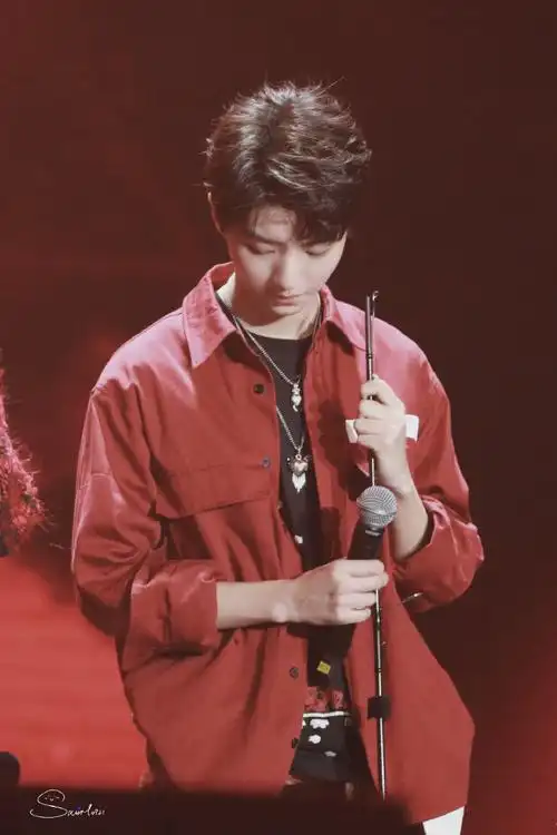 王俊凯红色衬衫既视感好强 小哥哥舔舌头太可爱了