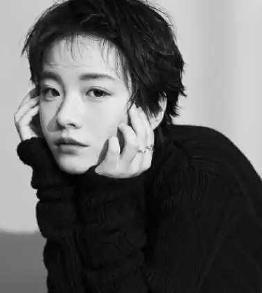 李庚希和余彬不仅一起抽烟还去冰淇淋的店里,据爆料,两人还一起看电影