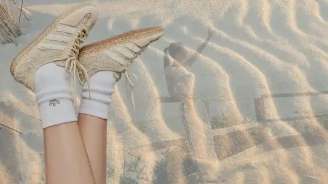 jennie 上脚clot x adidas gazelle 全新联名鞋款,共赴时尚探索之旅